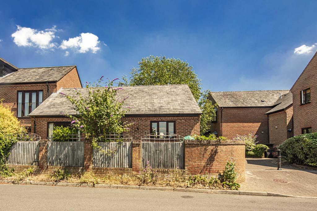 5 Queens Court, Goring on Thames, RG8 2 bed property for sale £320,000