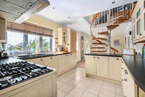 27 Coast Drive, Greatstone, New Romney, TN28 8NX