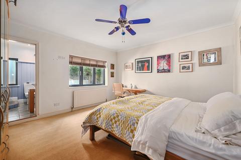 27 Coast Drive, Greatstone, New Romney, TN28 8NX