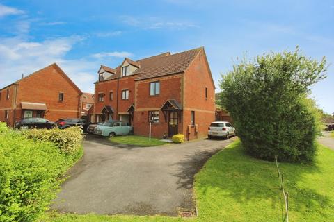 3 bedroom terraced house to rent, Lea Close, Swindon SN25