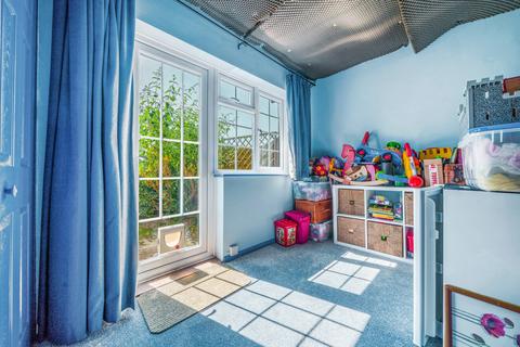 7 Downsview Avenue, Woking, GU22 9BT