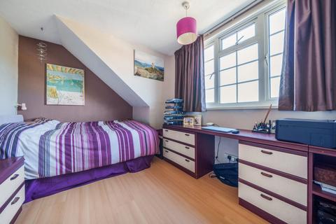 7 Downsview Avenue, Woking, GU22 9BT