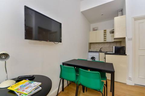 Studio to rent, Collingham Place, South Kensington, London, SW5