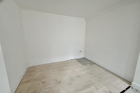 2 bedroom flat to rent, Lancaster Road, Southall