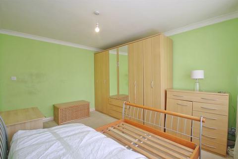 8a Ormsby Gardens, Greenford, UB6 9NR