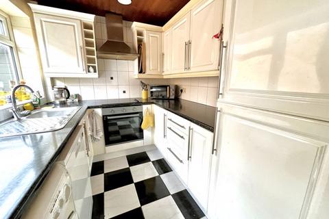 2 bedroom detached bungalow for sale, Gayland Avenue, Luton