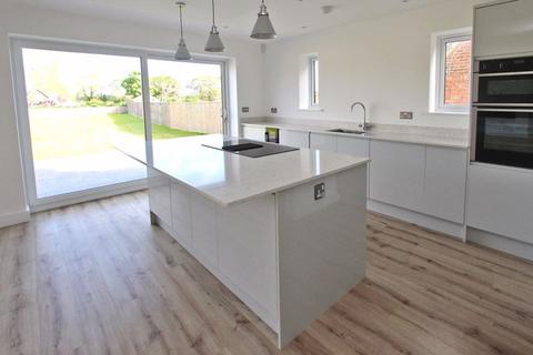 4 bedroom detached house to rent, Cowley Road, Lymington