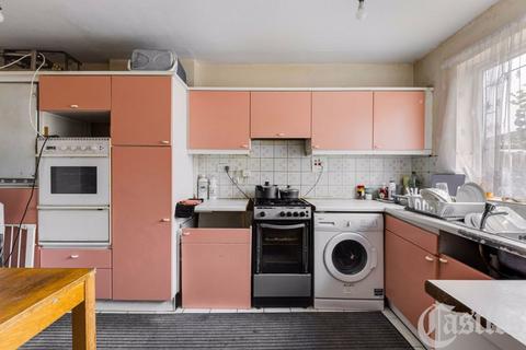 3 bedroom maisonette for sale, Castle Close, London