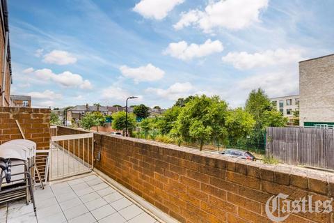 3 bedroom maisonette for sale, Castle Close, London