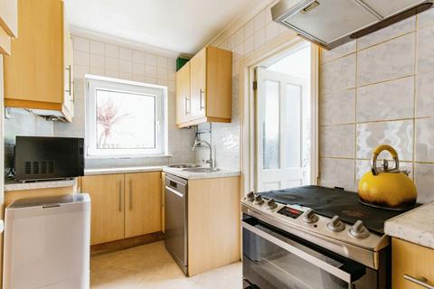 2 bedroom flat to rent, Morna Road, SE5