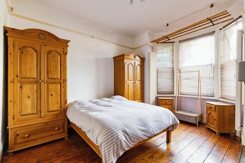 2 bedroom flat to rent, Morna Road, SE5