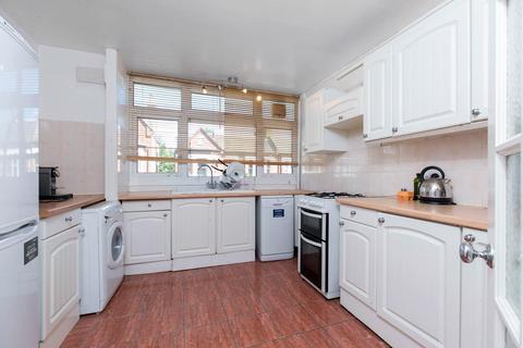 3 bedroom flat to rent, Cautley Avenue