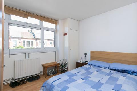 3 bedroom flat to rent, Cautley Avenue