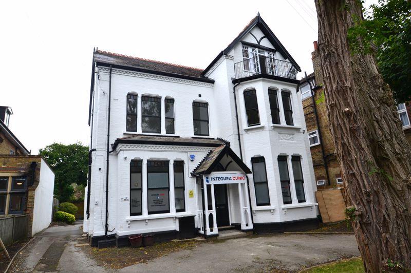 Blyth Road, Bromley 2 bed flat to rent £1,895 pcm (£437 pw)