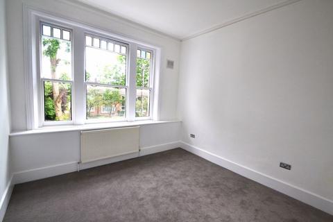 2 bedroom flat to rent, Blyth Road, Bromley