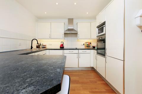 2 bedroom flat for sale, Prices Court, London SW11