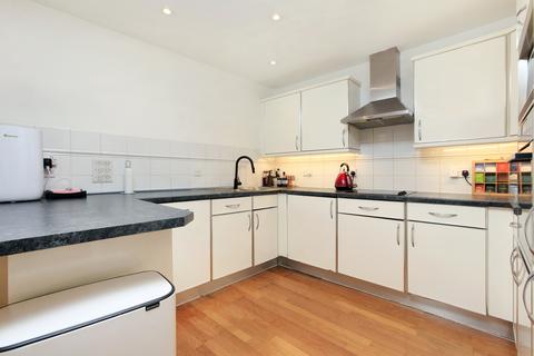 2 bedroom flat for sale, Prices Court, London SW11