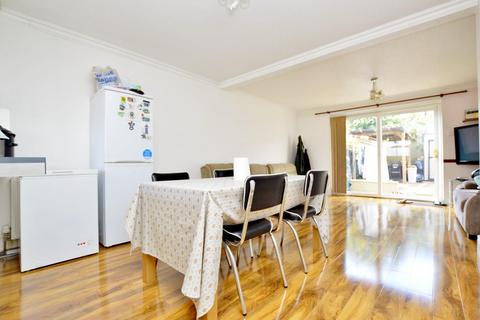 3 bedroom end of terrace house to rent, Chesterton Road, London, E13