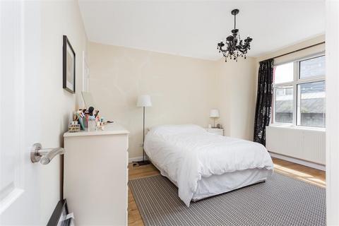 2 bedroom flat to rent, Brondesbury Villas, Queens Park NW6