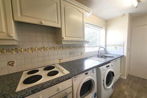 2 bedroom flat to rent, Lord Warden Avenue Walmer Deal