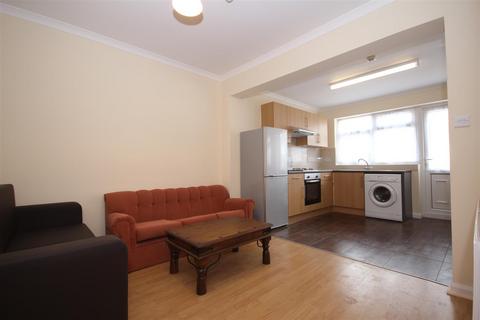 Bungalow to rent, Sherrick Green Road, Dollis Hill, NW10 1LD