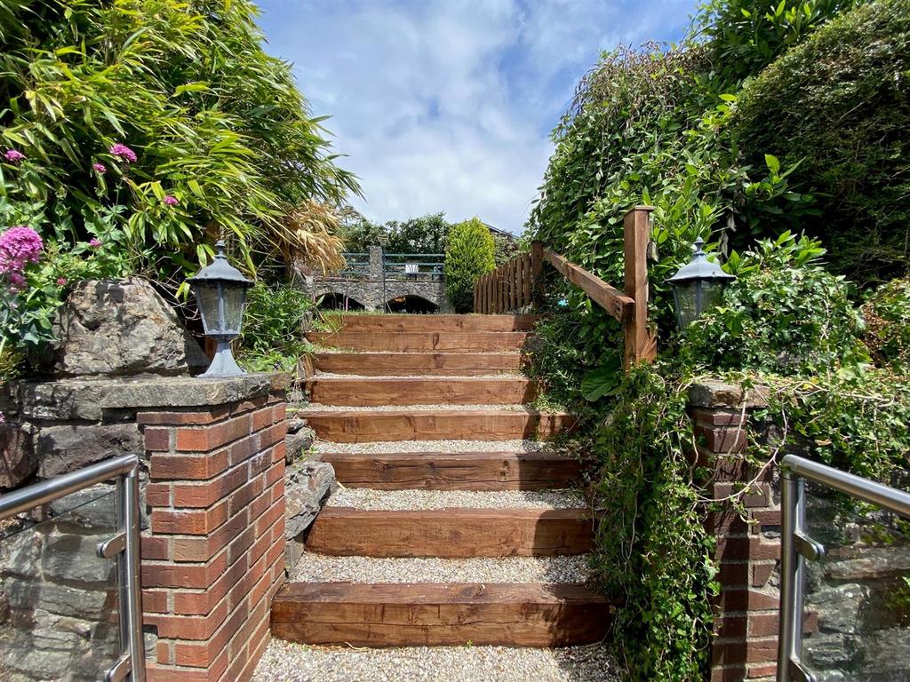 Walk way to garden.jpg