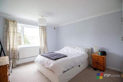 2 bedroom flat to rent, Sharrow Close, Haywards Heath