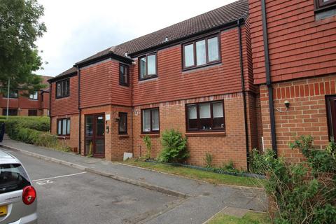 2 bedroom apartment to rent, Fernhill Close, Poole