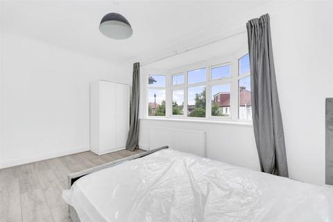 3 bedroom flat to rent, Fleetwood Road, London NW10