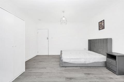 3 bedroom flat to rent, Fleetwood Road, London NW10
