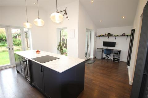 2 Cromwell Close, Tutbury, Burton-on-trent, DE13 9HZ