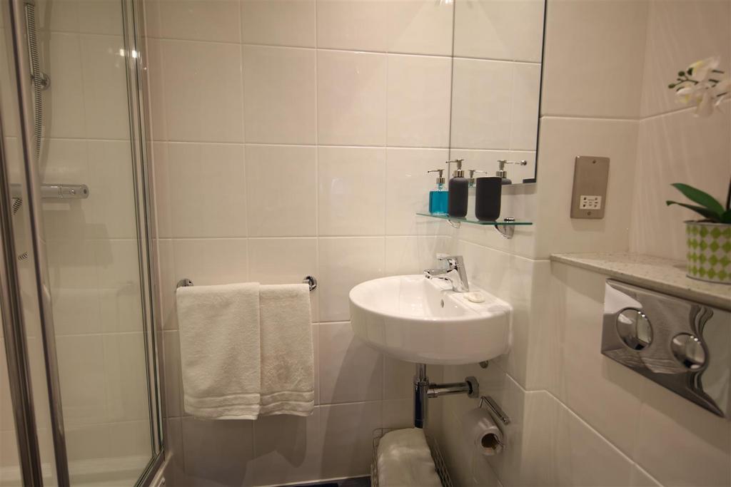 Tyne bridge ensuite shower room.JPG