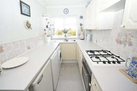 2 bedroom bungalow for sale, Taranto Road, Canvey Island SS8