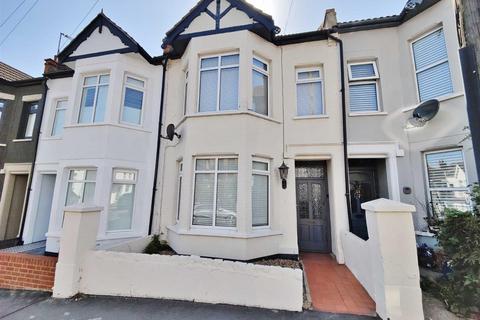 3 bedroom terraced house to rent, Beach Avenue, Leigh-On-Sea