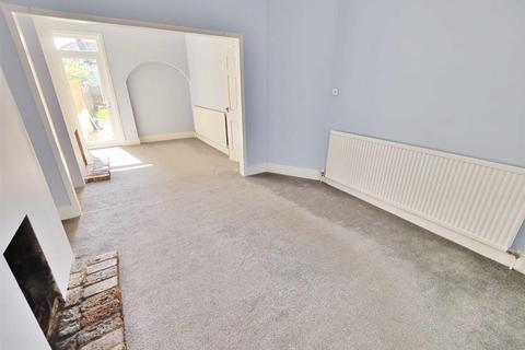 3 bedroom terraced house to rent, Beach Avenue, Leigh-On-Sea