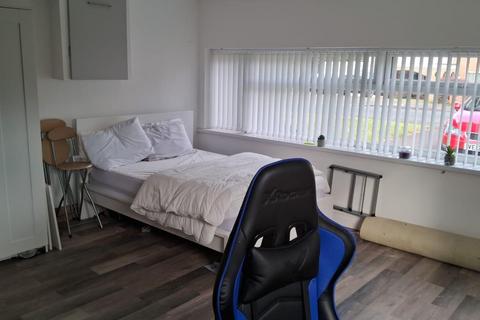 Studio to rent, Wincote Drive, Tettenhall, Wolverhampton