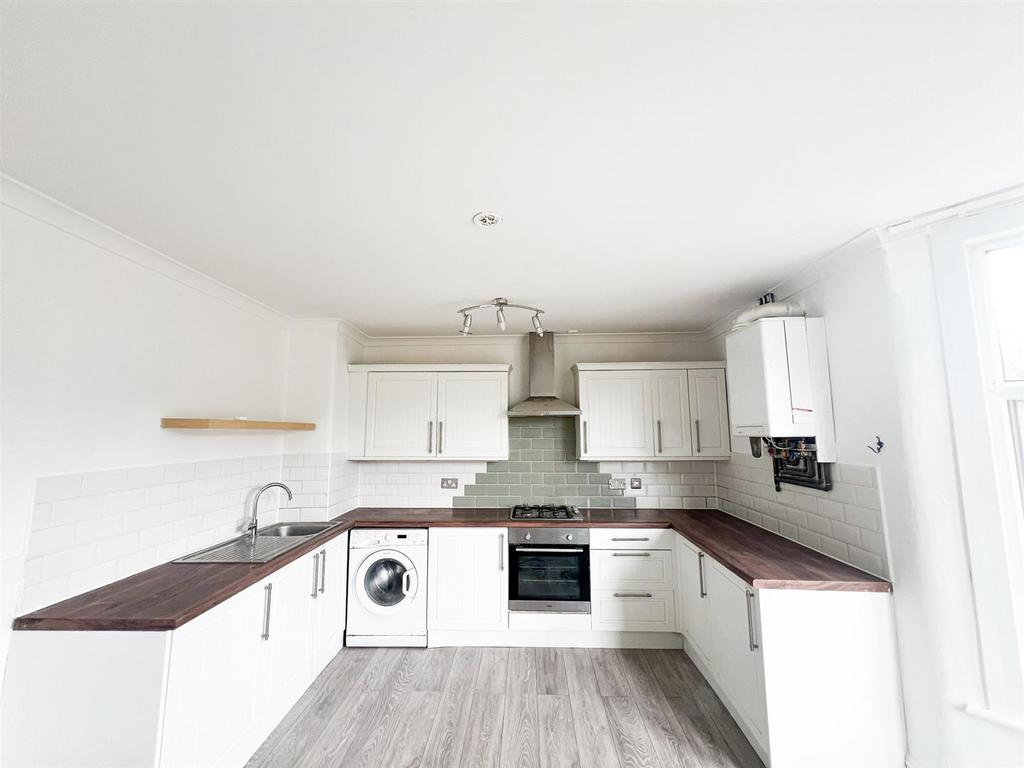 Haslemere Road, Ilford 3 bed apartment to rent £2,100 pcm (£485 pw)