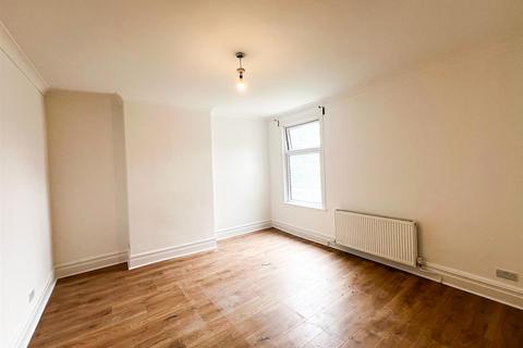 3 bedroom apartment to rent, Haslemere Road, Ilford