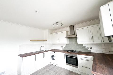 3 bedroom apartment to rent, Haslemere Road, Ilford