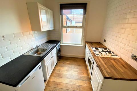 2 bedroom property to rent, Woodville Road, South Woodford E18