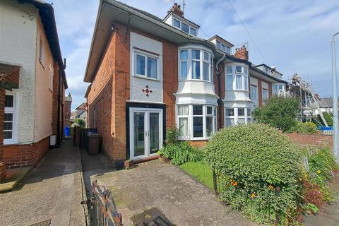 5 bedroom end of terrace house for sale, Meadowfield Road, Bridlington YO15