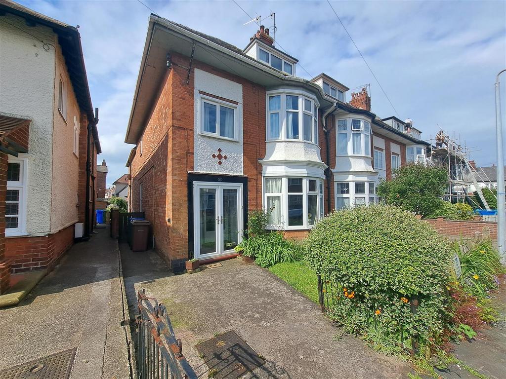 Meadowfield Road, Bridlington YO15 5 bed end of terrace house - £200,000