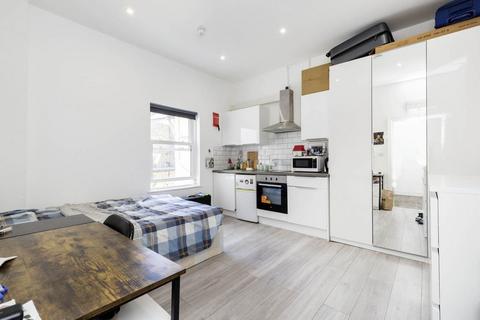 Studio to rent, W9