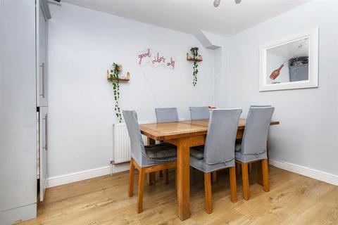4 Heatherdale Close, Halifax, HX3 5HX