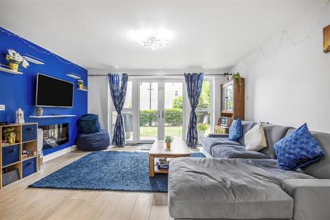 2 bedroom flat to rent, Wadham Mews, Mortlake, London
