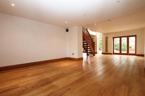 5 bedroom detached house to rent, Station Road, Wootton Bridge