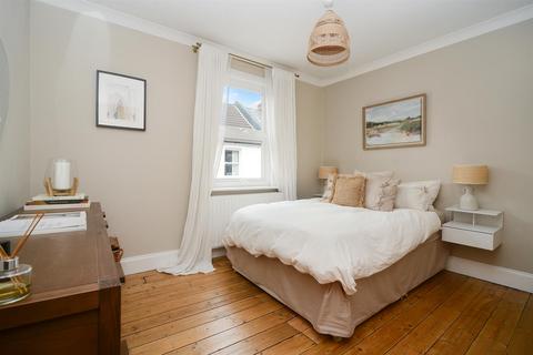 19 Beaconsfield Place, Epsom, KT17 4BD