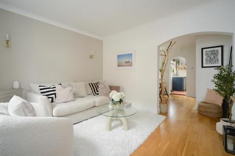 19 Beaconsfield Place, Epsom, KT17 4BD