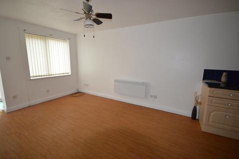 2 bedroom flat to rent, Tunwell Lane