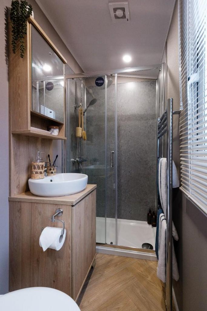 Ensuite shower room.jpg